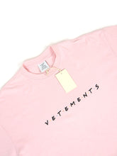 Load image into Gallery viewer, Vetements Friends T-Shirt Size XS
