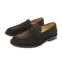 Load image into Gallery viewer, Vinnys Suede Loafers Size 40
